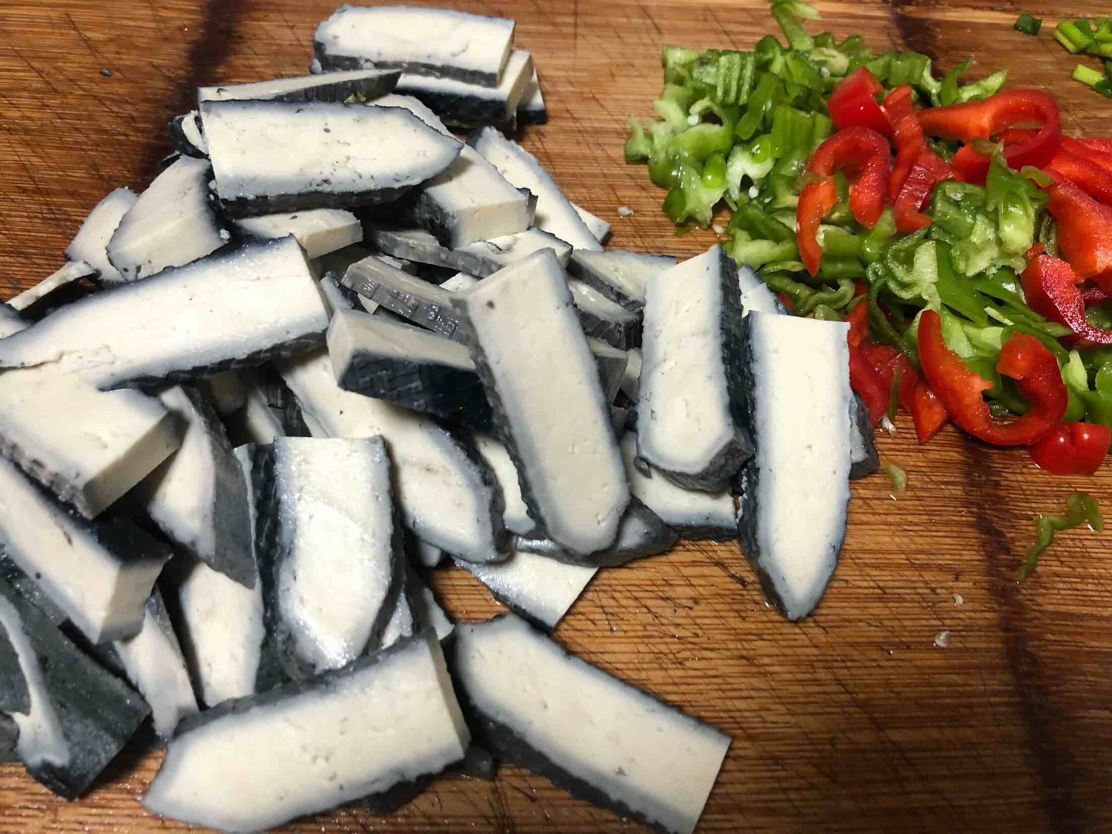 雙椒臭豆腐的做法-家常味炒菜譜-易網<a href=http://www.jsjjzhkt.cn/ target=_blank class=infotextkey>健康養(yǎng)生</a>網 雙椒臭豆腐的做法-家常味炒菜譜