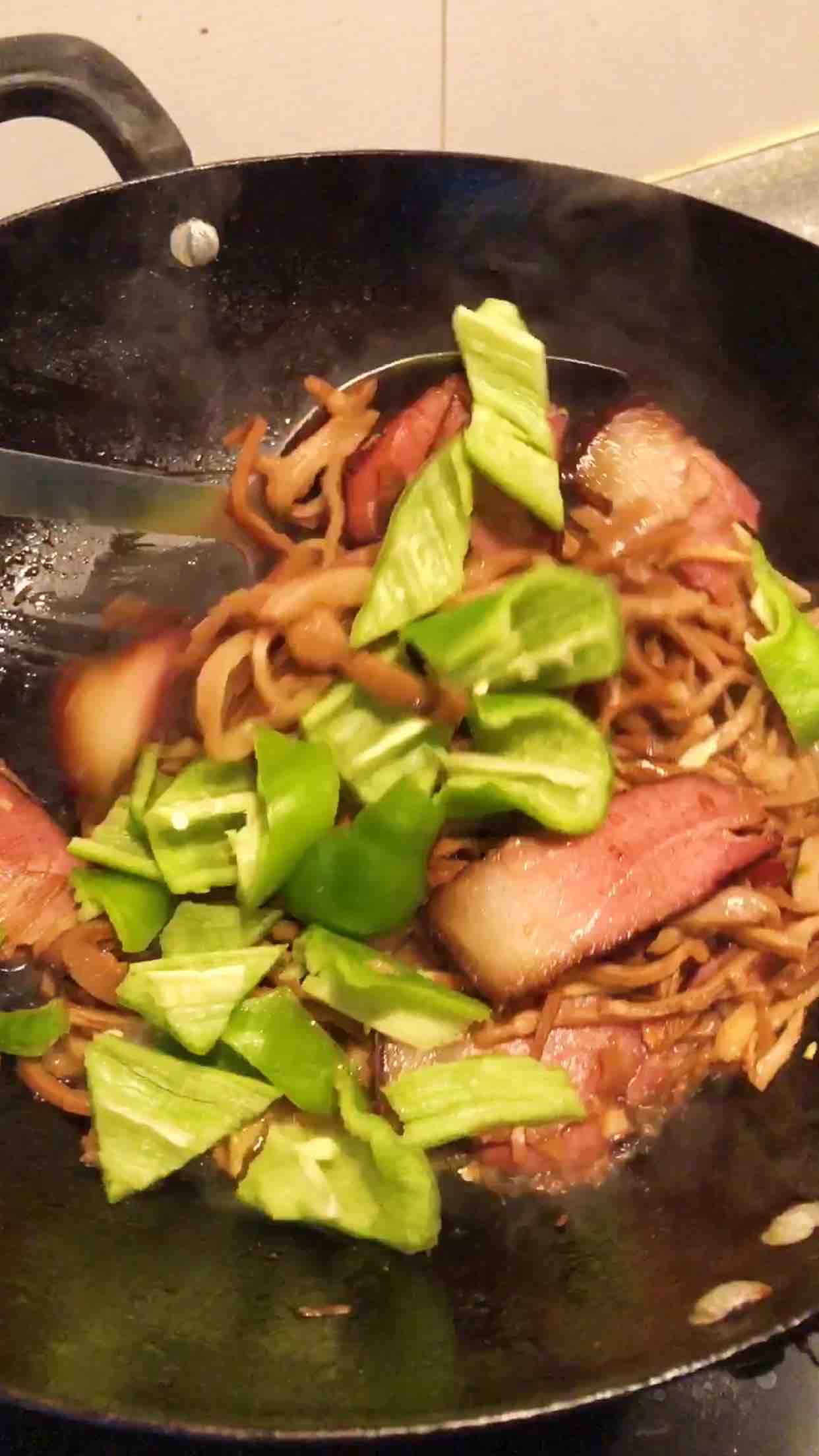 臘肉炒油燜筍絲的做法-家常味炒菜譜