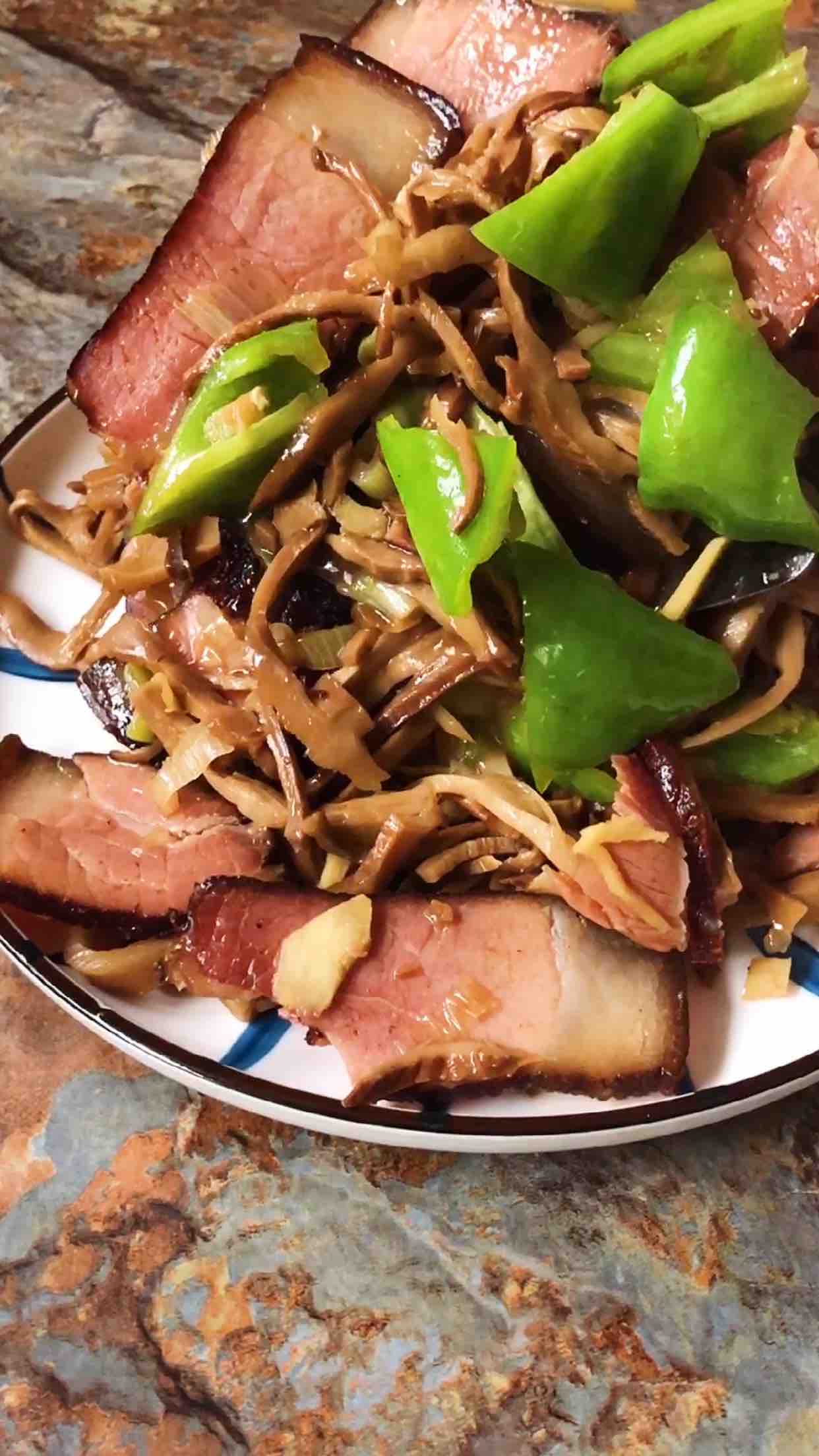 臘肉炒油燜筍絲的做法-家常味炒菜譜