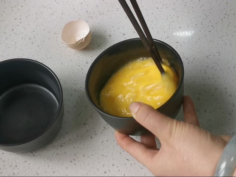 蒸水蛋香滑軟嫩的關(guān)鍵是雞蛋與水的比例,一個蛋殼就可以搞定的做法-咸鮮味蒸菜譜-易網(wǎng)健康養(yǎng)生網(wǎng) 蒸水蛋香滑軟嫩的關(guān)鍵是雞蛋與水的比例,一個蛋殼就可以搞定的做法-咸鮮味蒸菜譜