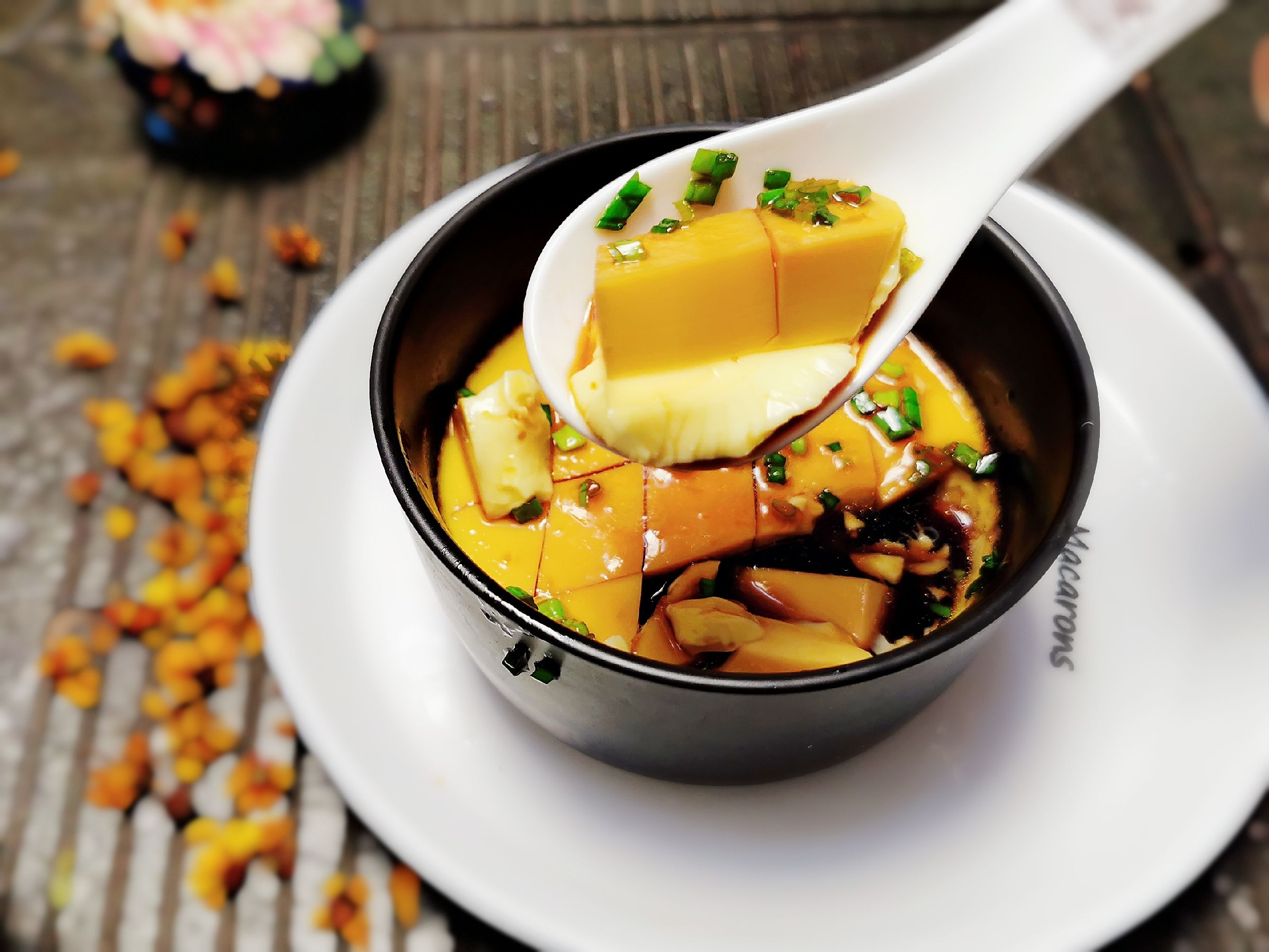 蒸水蛋香滑軟嫩的關(guān)鍵是雞蛋與水的比例,一個蛋殼就可以搞定的做法-咸鮮味蒸菜譜-易網(wǎng)健康養(yǎng)生網(wǎng) 蒸水蛋香滑軟嫩的關(guān)鍵是雞蛋與水的比例,一個蛋殼就可以搞定的做法-咸鮮味蒸菜譜