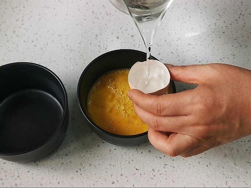 蒸水蛋香滑軟嫩的關(guān)鍵是雞蛋與水的比例,一個蛋殼就可以搞定的做法-咸鮮味蒸菜譜-易網(wǎng)健康養(yǎng)生網(wǎng) 蒸水蛋香滑軟嫩的關(guān)鍵是雞蛋與水的比例,一個蛋殼就可以搞定的做法-咸鮮味蒸菜譜