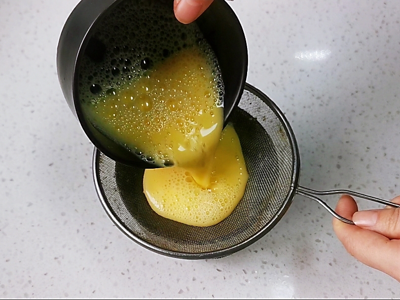 蒸水蛋香滑軟嫩的關(guān)鍵是雞蛋與水的比例,一個蛋殼就可以搞定的做法-咸鮮味蒸菜譜-易網(wǎng)健康養(yǎng)生網(wǎng) 蒸水蛋香滑軟嫩的關(guān)鍵是雞蛋與水的比例,一個蛋殼就可以搞定的做法-咸鮮味蒸菜譜