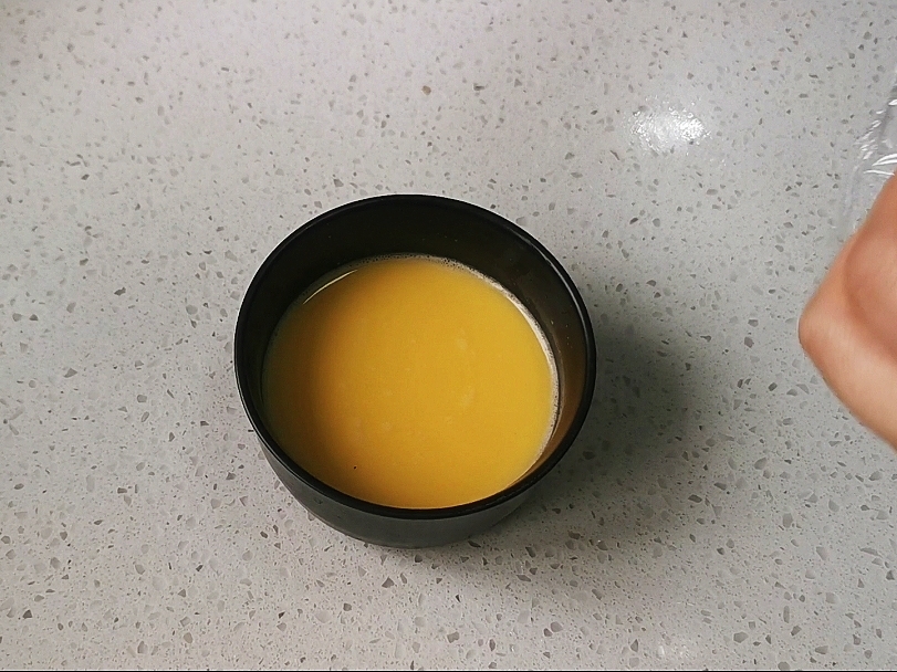 蒸水蛋香滑軟嫩的關(guān)鍵是雞蛋與水的比例,一個蛋殼就可以搞定的做法-咸鮮味蒸菜譜-易網(wǎng)健康養(yǎng)生網(wǎng) 蒸水蛋香滑軟嫩的關(guān)鍵是雞蛋與水的比例,一個蛋殼就可以搞定的做法-咸鮮味蒸菜譜