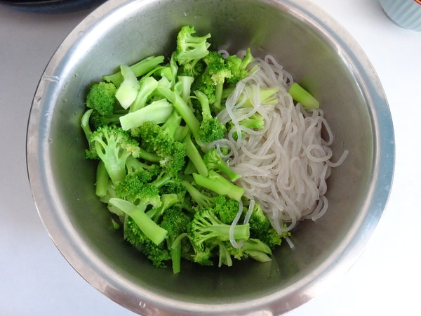 西蘭花拌紅薯粉的做法-香辣味拌菜譜