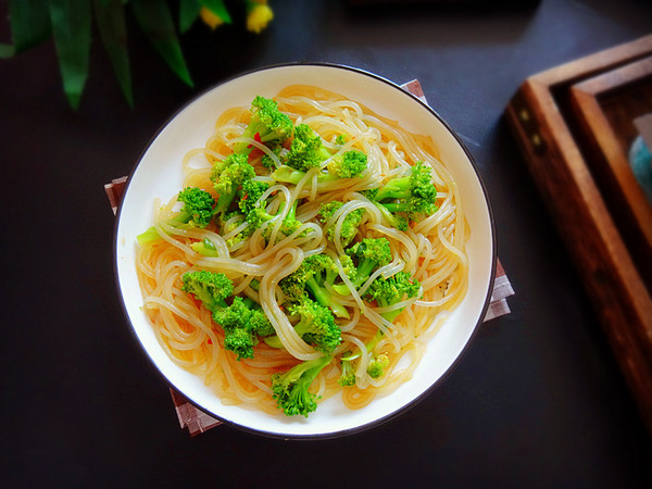 西蘭花拌紅薯粉的做法-香辣味拌菜譜
