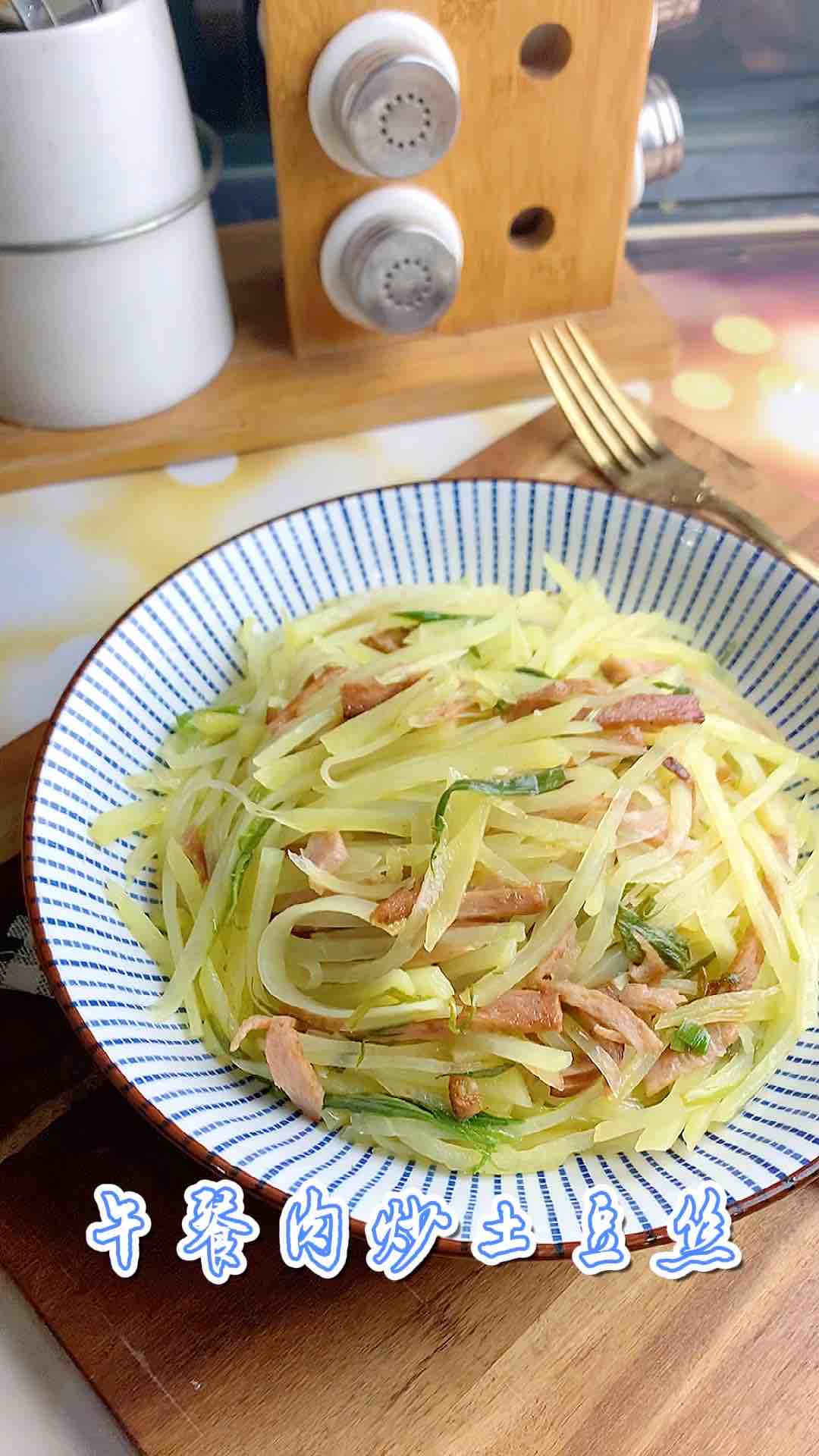 午餐肉炒土豆絲的做法-家常味炒菜譜