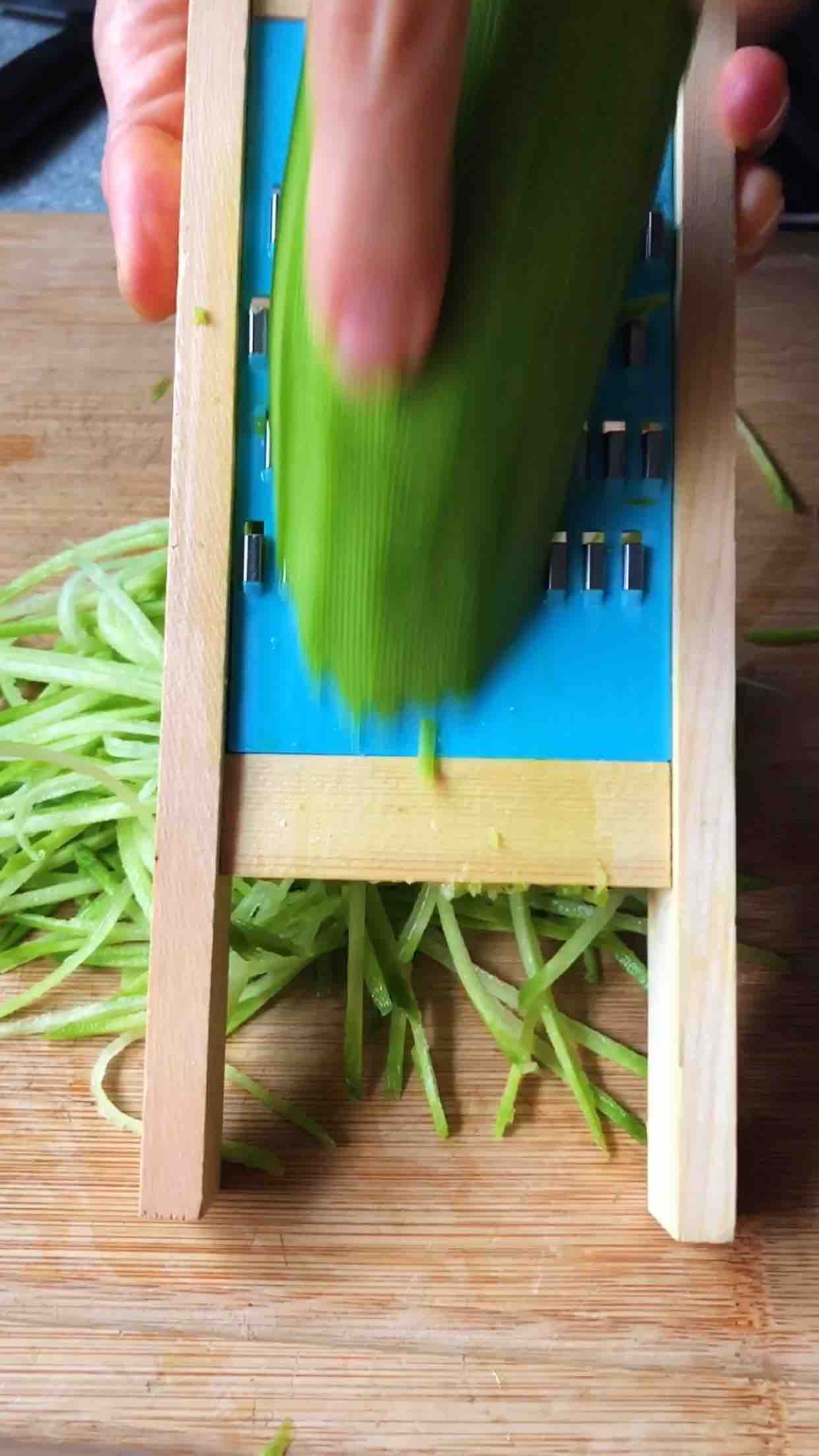 蘿卜絲炒蝦皮的做法-家常味炒菜譜-易網(wǎng)<a href=http://www.jsjjzhkt.cn/ target=_blank class=infotextkey>健康養(yǎng)生</a>網(wǎng) 蘿卜絲炒蝦皮的做法-家常味炒菜譜