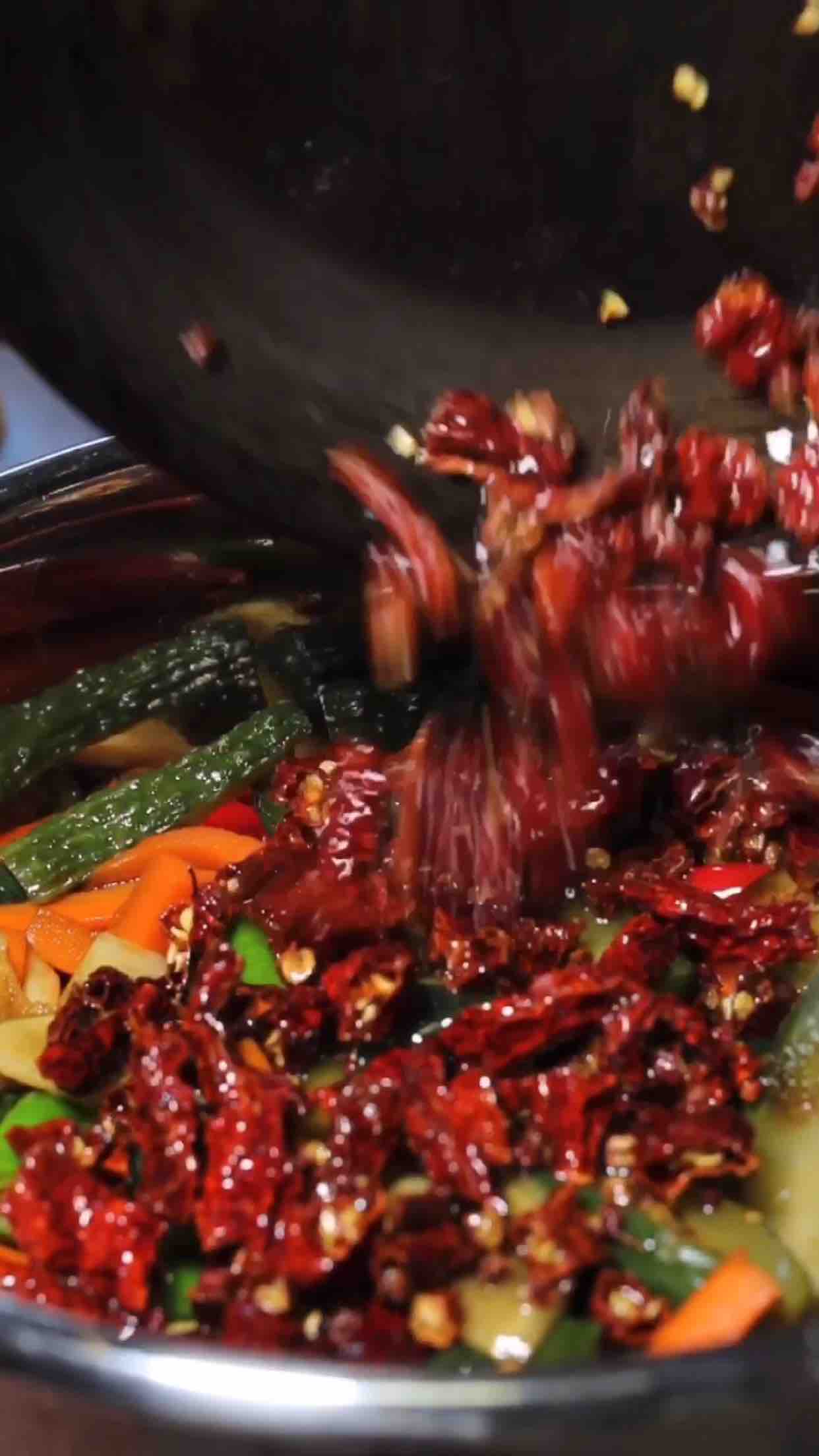 香辣黃瓜小菜的做法-香辣味腌菜譜-易網(wǎng)健康養(yǎng)生網(wǎng) 香辣黃瓜小菜的做法-香辣味腌菜譜