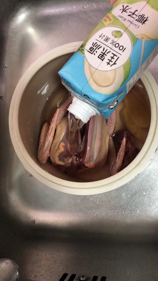 鮮甜美味的鴿子湯,這樣做滋補(bǔ)又養(yǎng)顏,冬天必備養(yǎng)生飲品!的做法-家常味燉菜譜-易網(wǎng)健康養(yǎng)生網(wǎng) 鮮甜美味的鴿子湯,這樣做滋補(bǔ)又養(yǎng)顏,冬天必備養(yǎng)生飲品!的做法-家常味燉菜譜