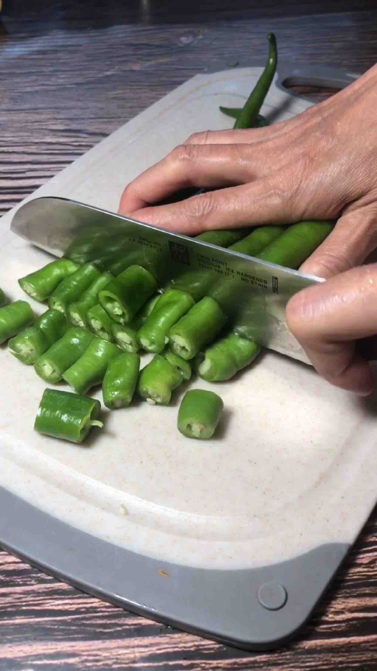 香辣黃瓜小菜的做法-香辣味腌菜譜-易網(wǎng)健康養(yǎng)生網(wǎng) 香辣黃瓜小菜的做法-香辣味腌菜譜