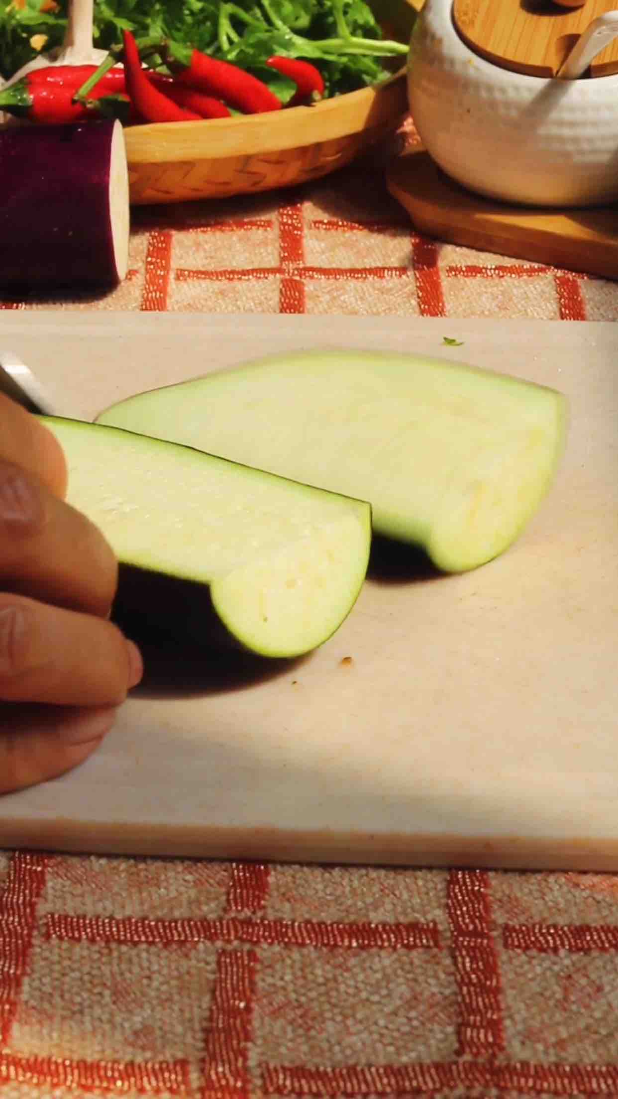 油淋風(fēng)味茄子的做法-蒜香味蒸菜譜-易網(wǎng)<a href=http://www.jsjjzhkt.cn/ target=_blank class=infotextkey>健康養(yǎng)生</a>網(wǎng) 油淋風(fēng)味茄子的做法-蒜香味蒸菜譜