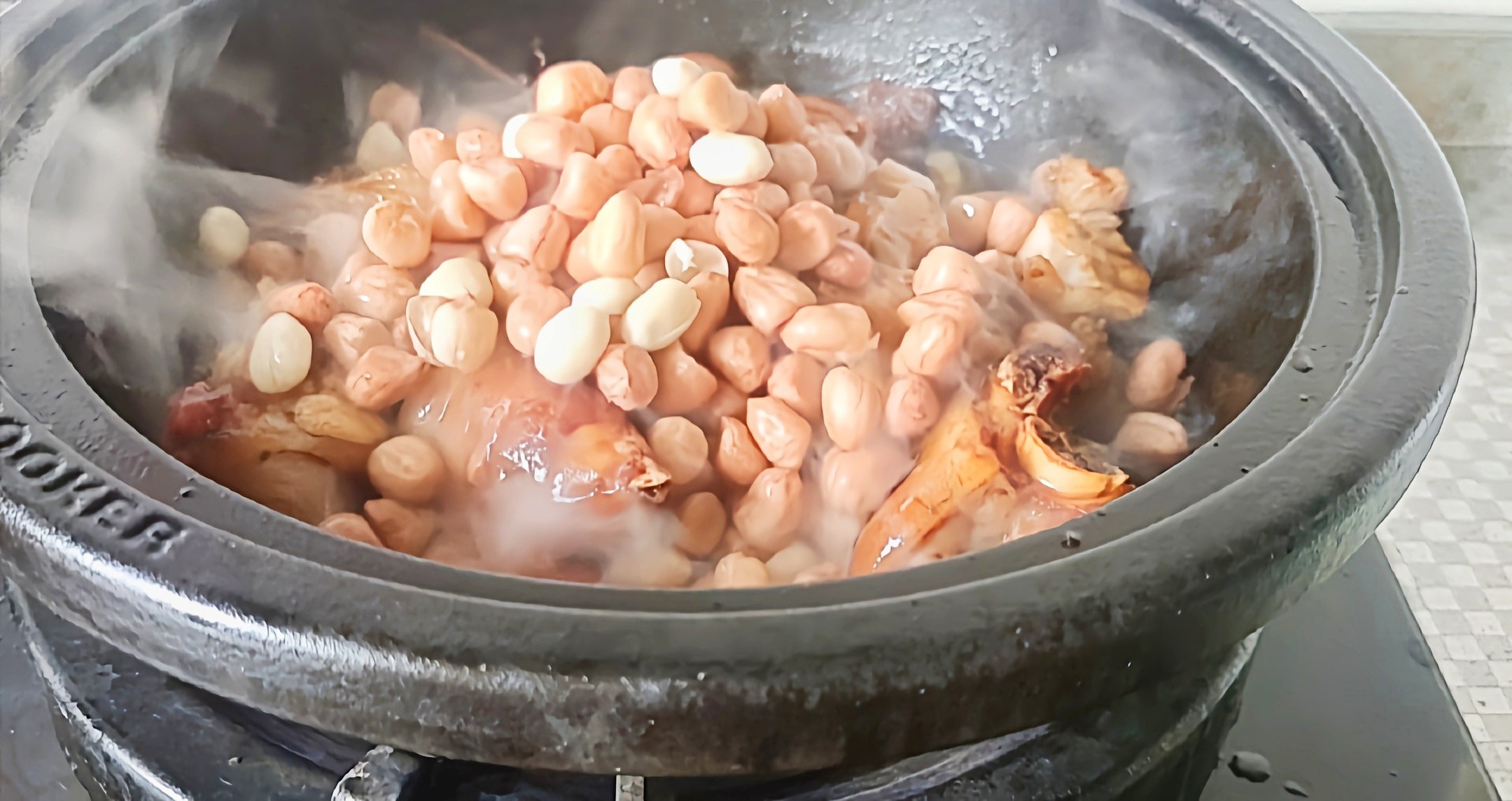 豬蹄這樣做,軟嫩香爛越啃越過癮…腐乳花生燉豬蹄的做法-咸鮮味燉菜譜-易網健康養生網 豬蹄這樣做,軟嫩香爛越啃越過癮…腐乳花生燉豬蹄的做法-咸鮮味燉菜譜