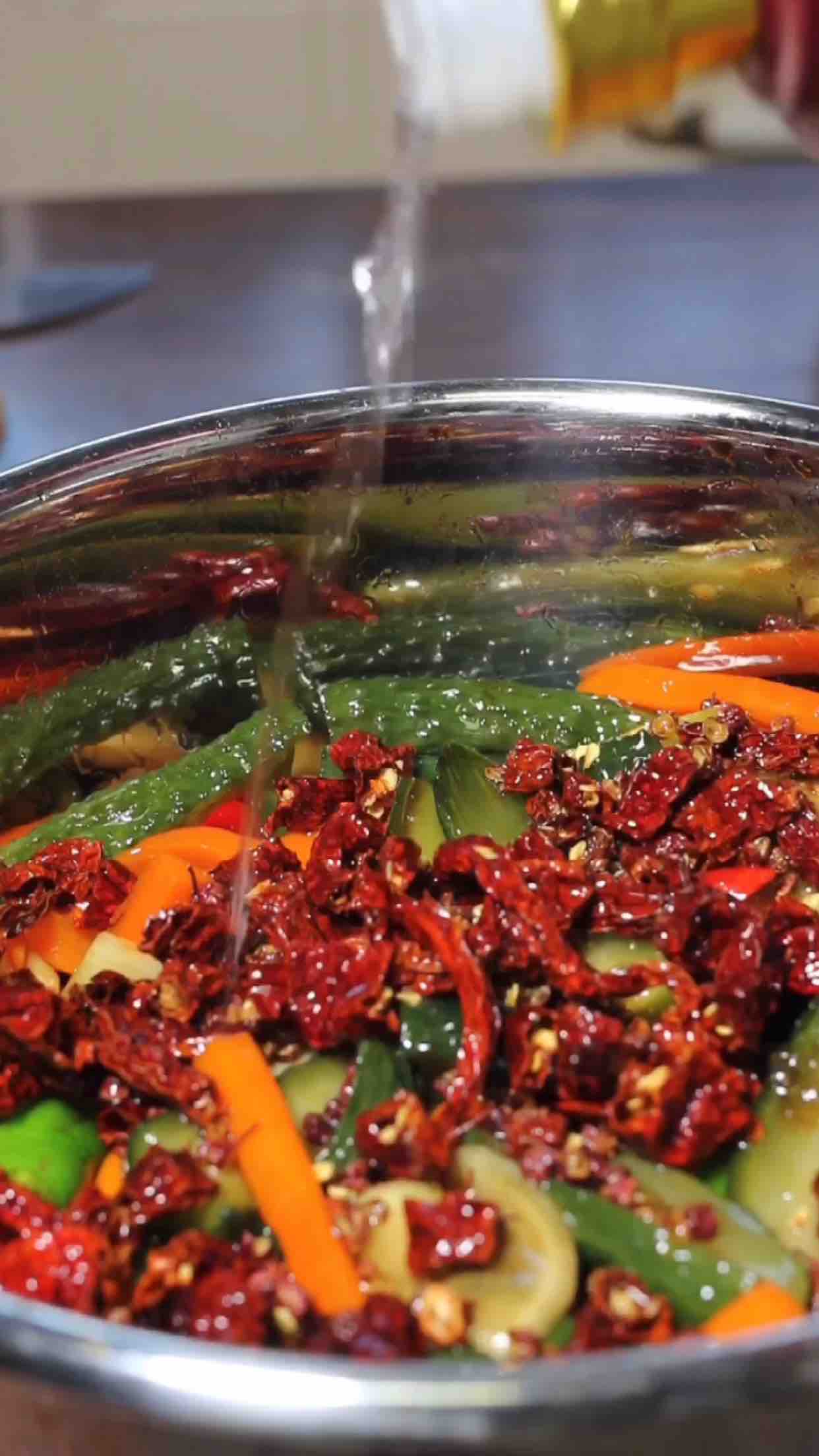 香辣黃瓜小菜的做法-香辣味腌菜譜-易網(wǎng)健康養(yǎng)生網(wǎng) 香辣黃瓜小菜的做法-香辣味腌菜譜