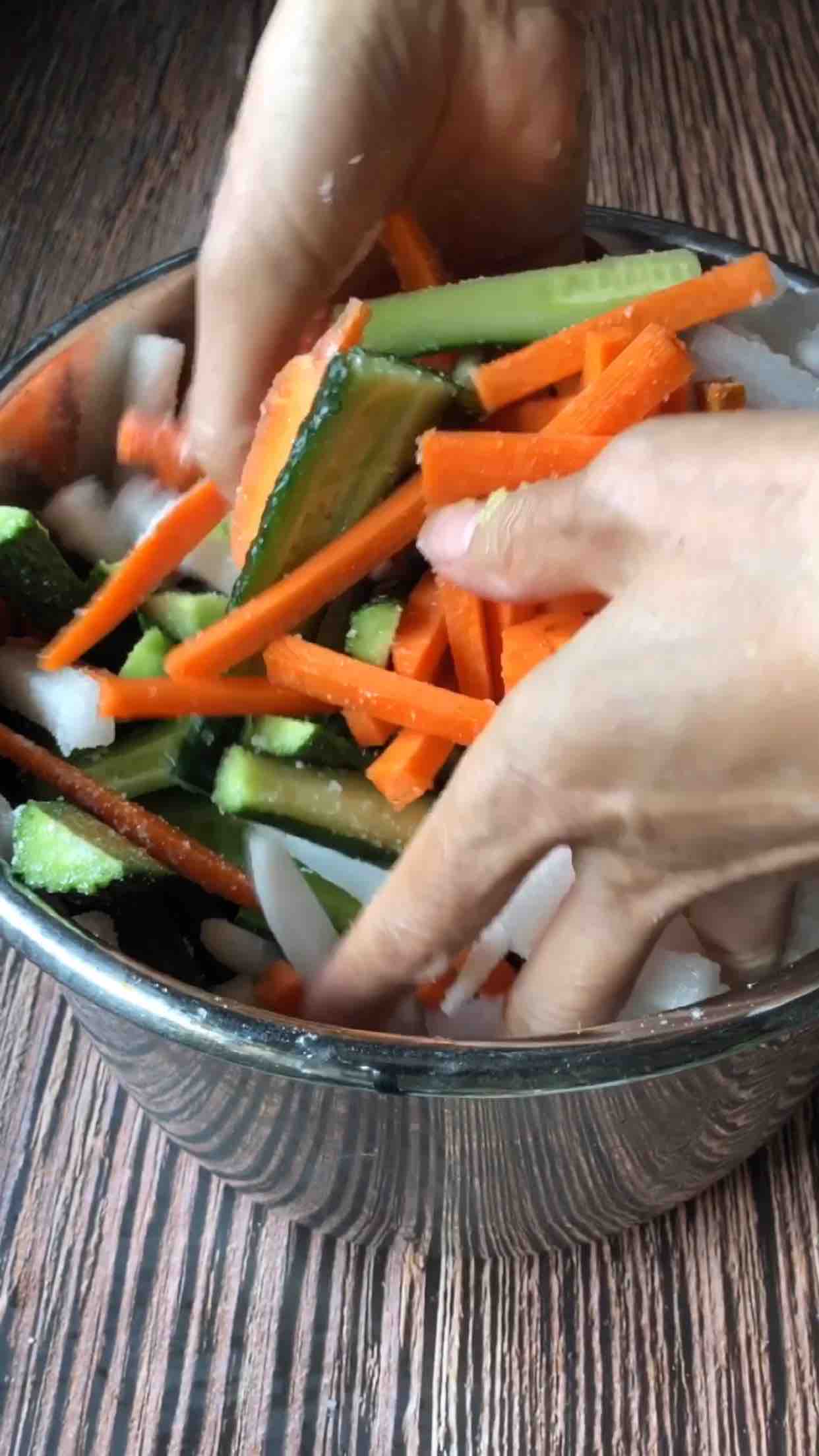 香辣黃瓜小菜的做法-香辣味腌菜譜-易網(wǎng)健康養(yǎng)生網(wǎng) 香辣黃瓜小菜的做法-香辣味腌菜譜