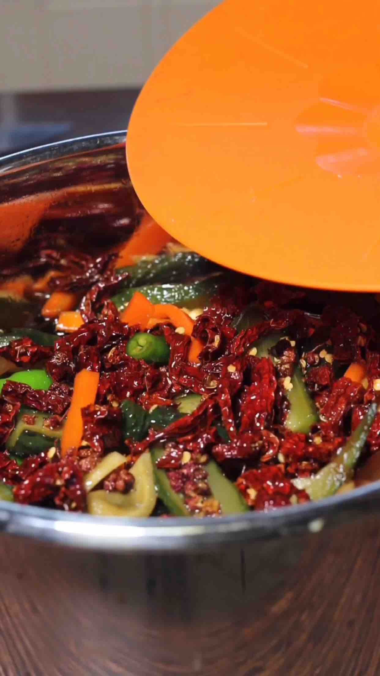 香辣黃瓜小菜的做法-香辣味腌菜譜-易網(wǎng)健康養(yǎng)生網(wǎng) 香辣黃瓜小菜的做法-香辣味腌菜譜