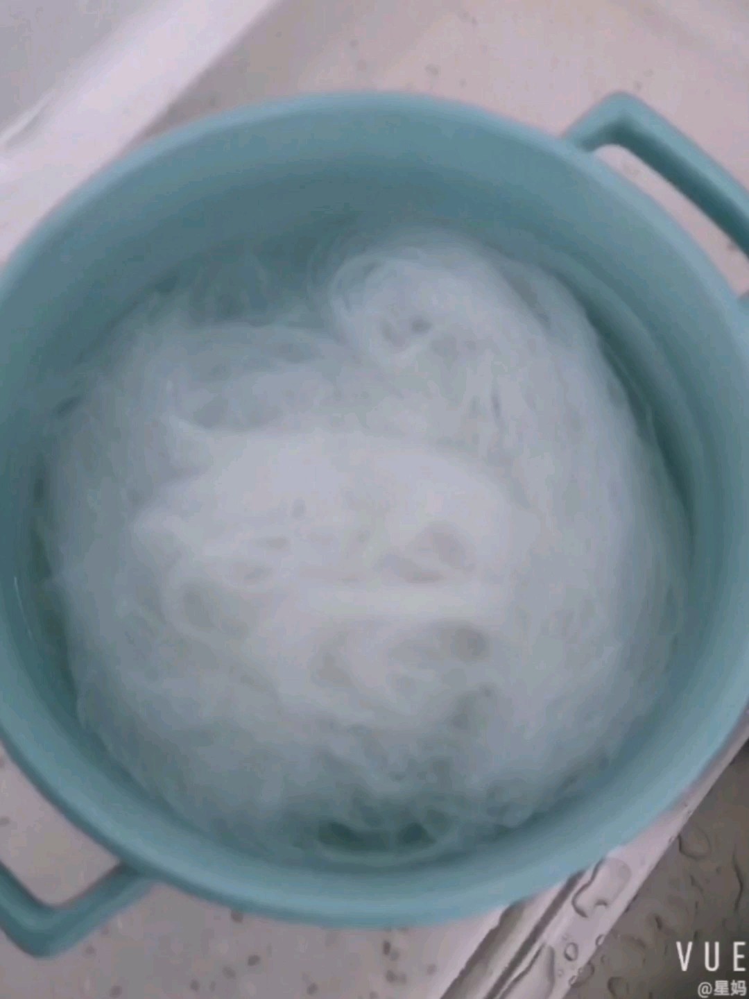 肥牛粉絲煲的做法-香辣味煮菜譜-易網<a href=http://www.jsjjzhkt.cn/ target=_blank class=infotextkey>健康養生</a>網 肥牛粉絲煲的做法-香辣味煮菜譜