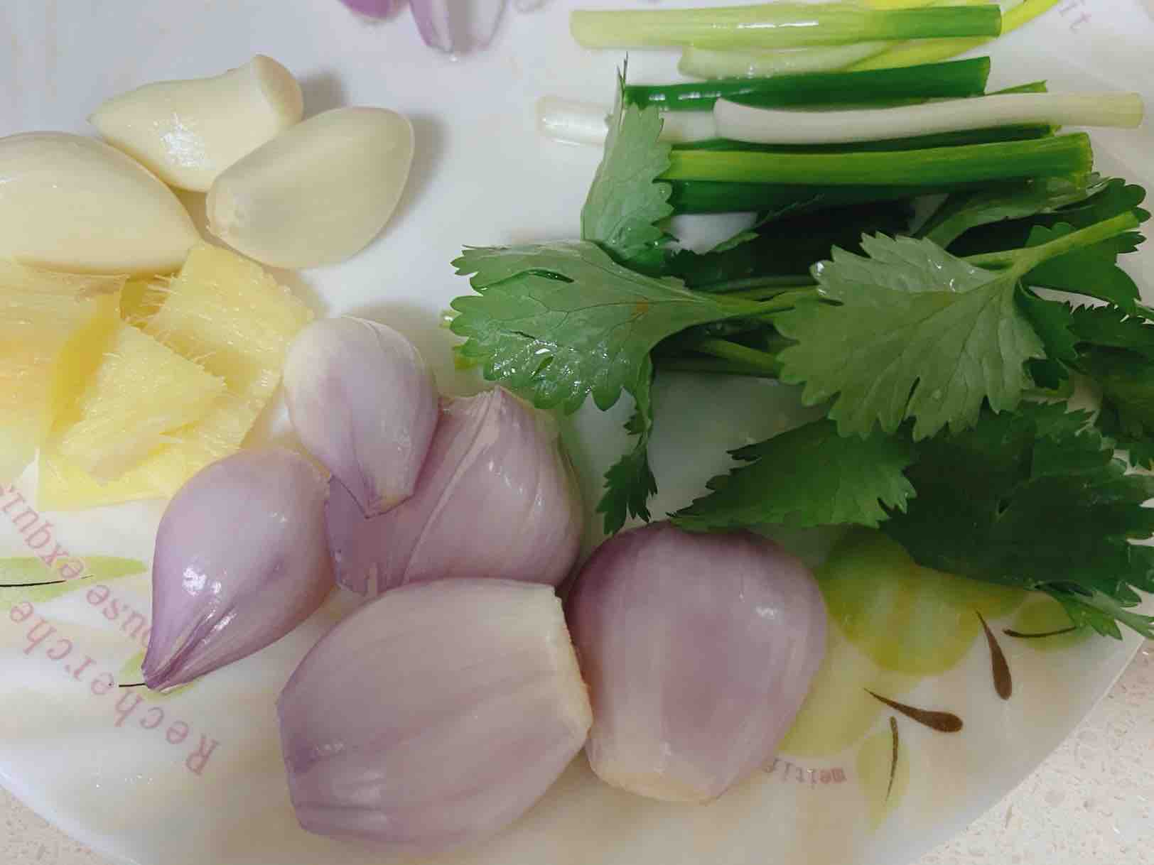 海鮮雞煲的做法-咸鮮味燜菜譜-易網<a href=http://www.jsjjzhkt.cn/ target=_blank class=infotextkey>健康養生</a>網 海鮮雞煲的做法-咸鮮味燜菜譜