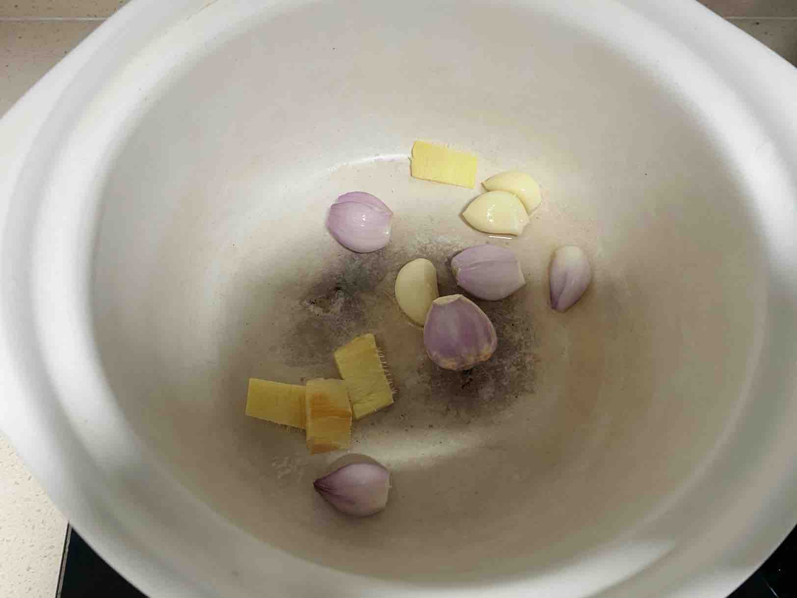 海鮮雞煲的做法-咸鮮味燜菜譜-易網健康養生網 海鮮雞煲的做法-咸鮮味燜菜譜