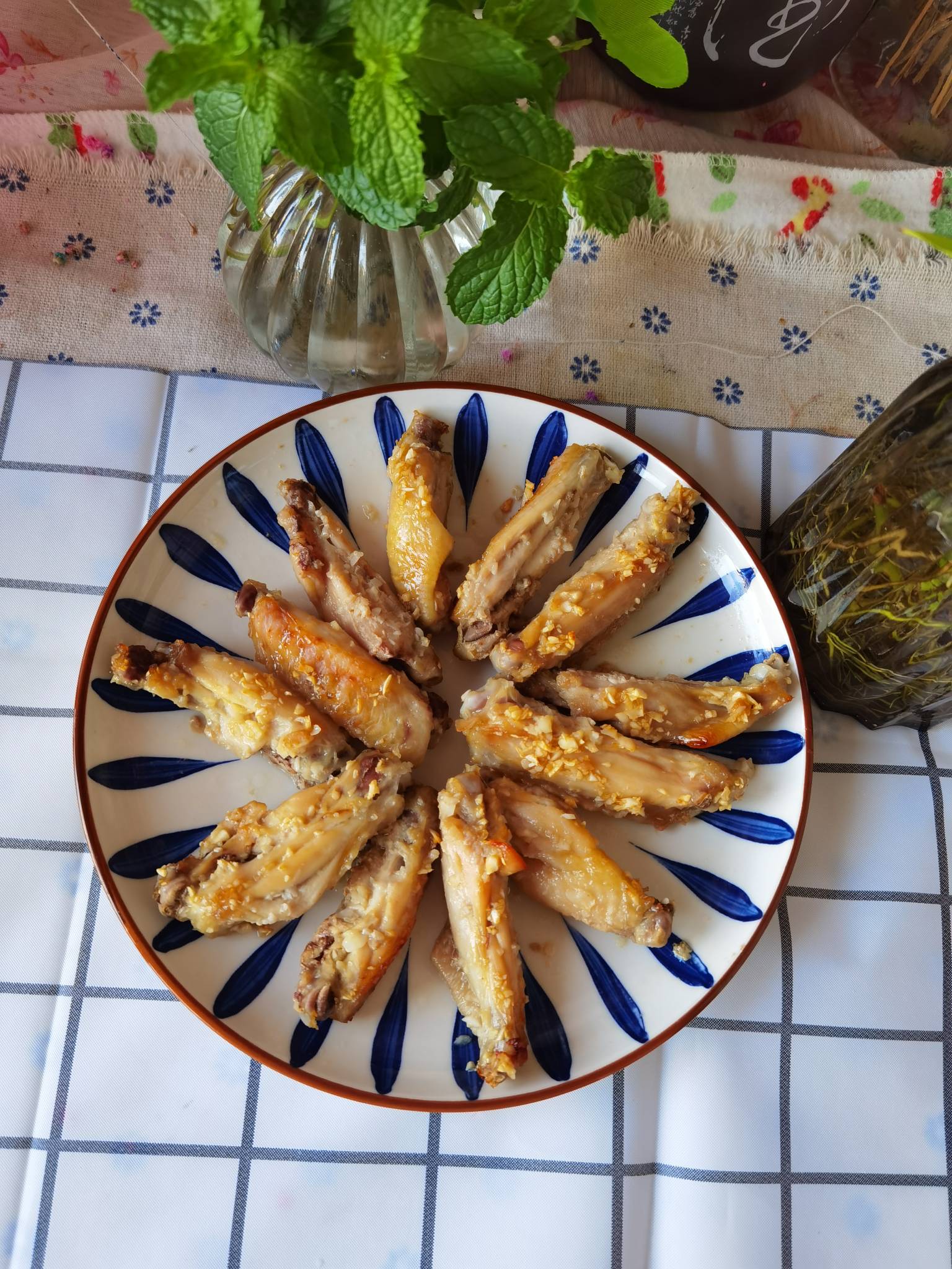 蒜香雞翅的做法-咸鮮味烤菜譜-易網健康養生網 蒜香雞翅的做法-咸鮮味烤菜譜