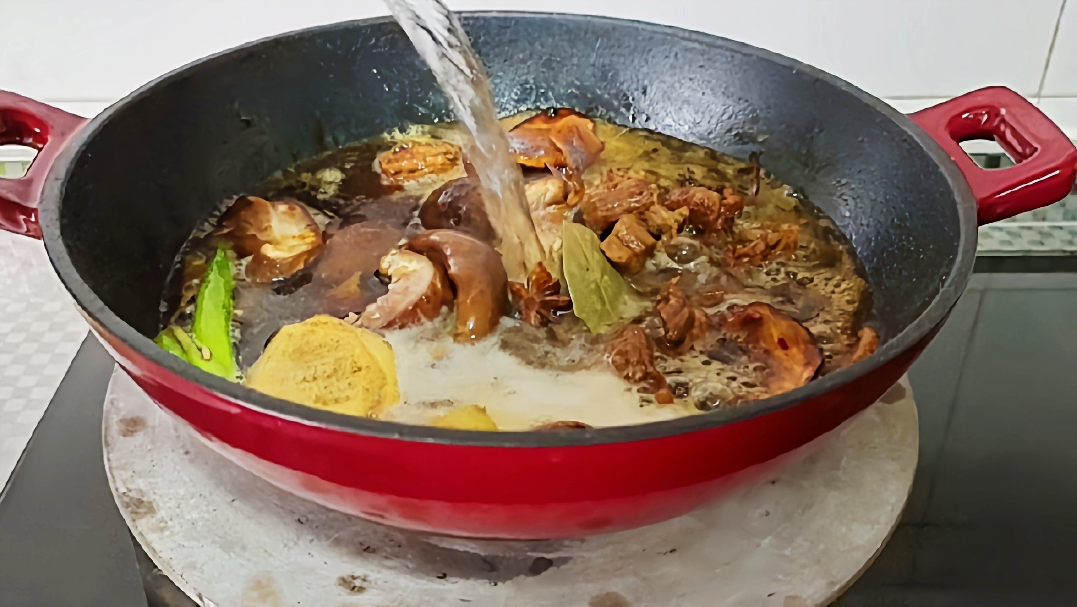 冬季牛肉這樣做,暖身暖胃又滋補…紅燜牛肉鍋的做法-咸鮮味燜菜譜-易網(wǎng)健康養(yǎng)生網(wǎng) 冬季牛肉這樣做,暖身暖胃又滋補…紅燜牛肉鍋的做法-咸鮮味燜菜譜