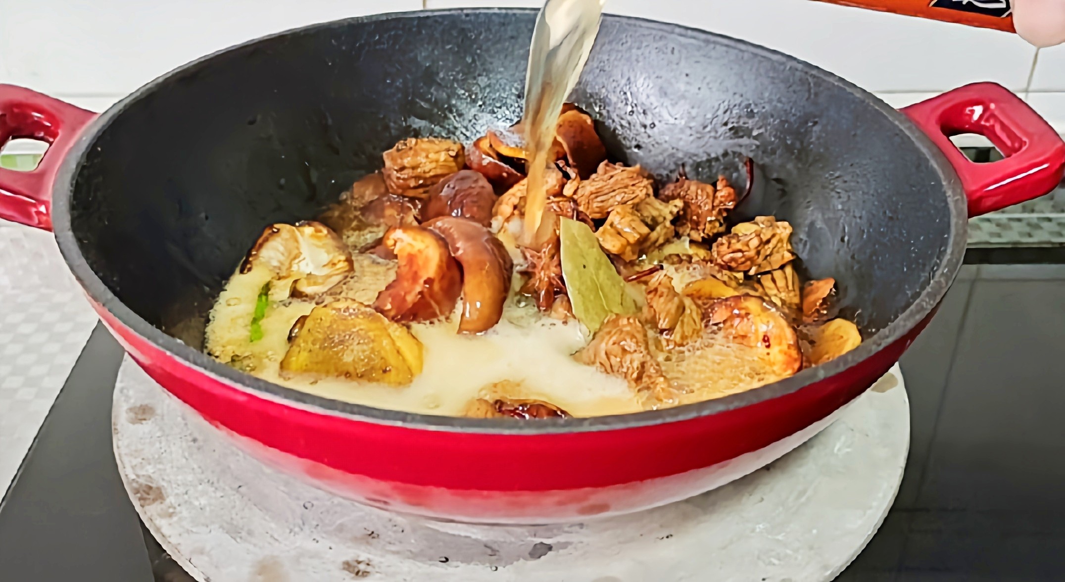 冬季牛肉這樣做,暖身暖胃又滋補…紅燜牛肉鍋的做法-咸鮮味燜菜譜-易網(wǎng)健康養(yǎng)生網(wǎng) 冬季牛肉這樣做,暖身暖胃又滋補…紅燜牛肉鍋的做法-咸鮮味燜菜譜