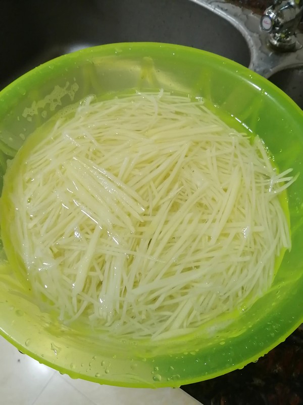 跟著大咖學做美食~~醋溜土豆絲的做法-酸味炒菜譜-易網健康養生網 跟著大咖學做美食~~醋溜土豆絲的做法-酸味炒菜譜