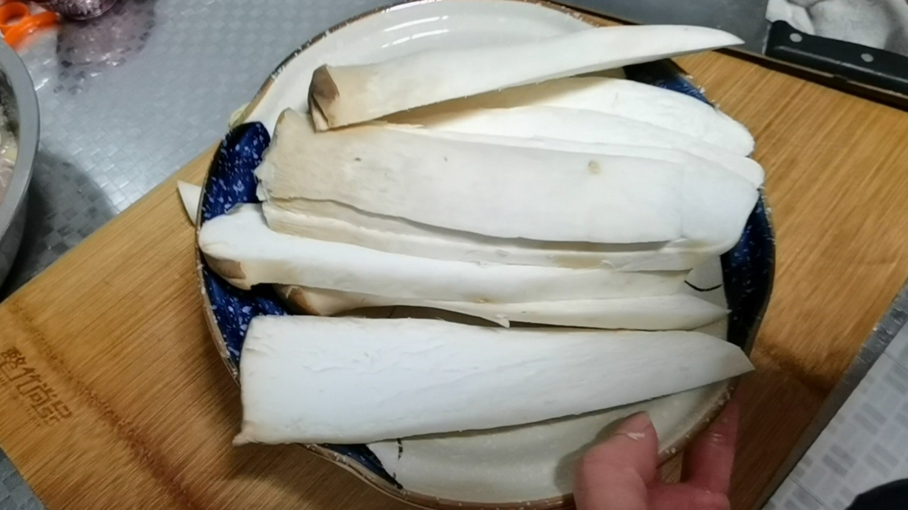 杏鮑菇不炒不燉,這樣做最好吃的做法-家常味拌菜譜-易網(wǎng)<a href=http://www.jsjjzhkt.cn/ target=_blank class=infotextkey>健康養(yǎng)生</a>網(wǎng) 杏鮑菇不炒不燉,這樣做最好吃的做法-家常味拌菜譜