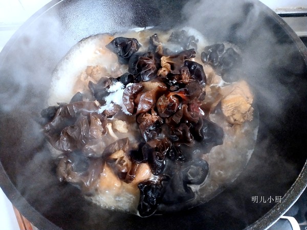 木耳燉雞的做法-家常味燉菜譜