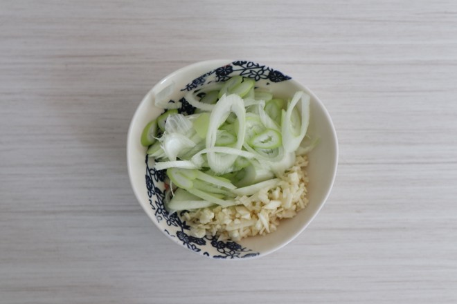 烤鵪鶉的做法-蒜香味烤菜譜-易網<a href=http://www.jsjjzhkt.cn/ target=_blank class=infotextkey>健康養生</a>網 烤鵪鶉的做法-蒜香味烤菜譜