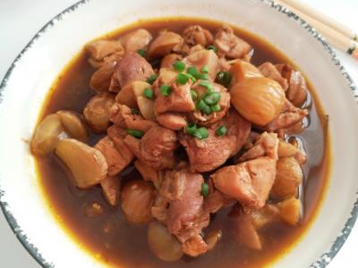 超簡單、美味的栗子黃燜雞，家人每周都讓我做一次的做法-咸鮮味煮菜譜