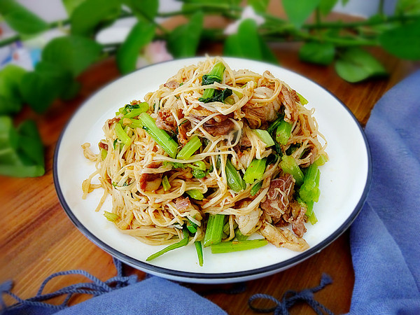 羊肉金針菇炒芹菜的做法-咸鮮味炒菜譜