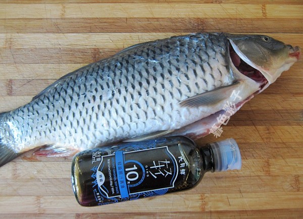 清燉鯉魚(yú)的做法-香辣味燉菜譜-易網(wǎng)<a href=http://www.jsjjzhkt.cn/ target=_blank class=infotextkey>健康養(yǎng)生</a>網(wǎng) 清燉鯉魚(yú)的做法-香辣味燉菜譜