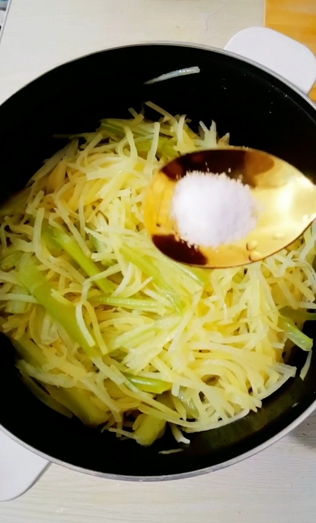 芹菜炒土豆絲的做法-咸鮮味炒菜譜