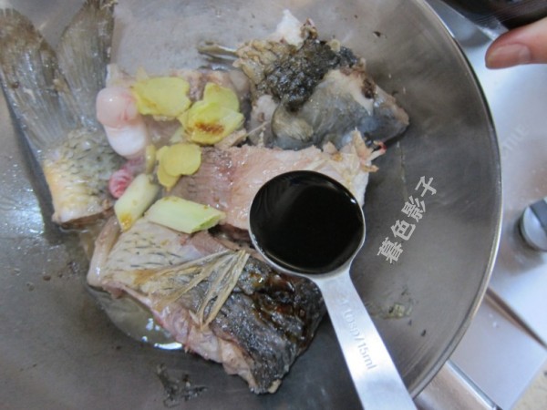 清燉鯉魚(yú)的做法-香辣味燉菜譜-易網(wǎng)健康養(yǎng)生網(wǎng) 清燉鯉魚(yú)的做法-香辣味燉菜譜