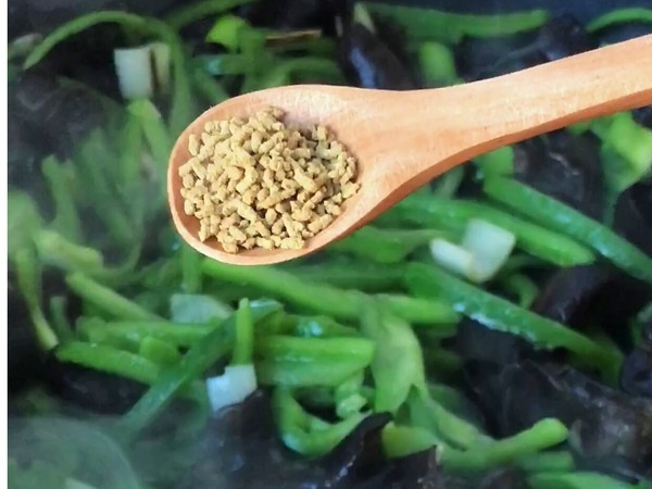 脆爽清口,營養下飯的青椒木耳炒雞蛋的做法-家常味炒菜譜-易網健康養生網 脆爽清口,營養下飯的青椒木耳炒雞蛋的做法-家常味炒菜譜