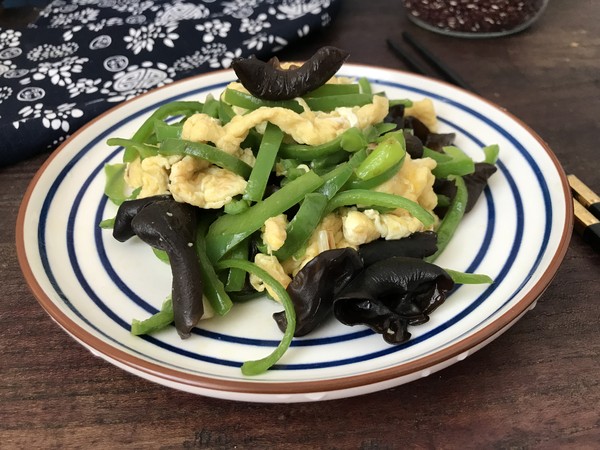 脆爽清口,營養下飯的青椒木耳炒雞蛋的做法-家常味炒菜譜-易網健康養生網 脆爽清口,營養下飯的青椒木耳炒雞蛋的做法-家常味炒菜譜