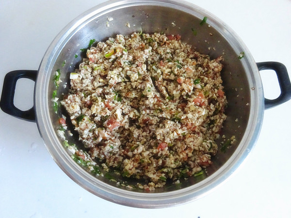 一口就讓食欲大開的香菇豬肉蒸餃的做法-咸鮮味蒸菜譜-易網健康養生網 一口就讓食欲大開的香菇豬肉蒸餃的做法-咸鮮味蒸菜譜