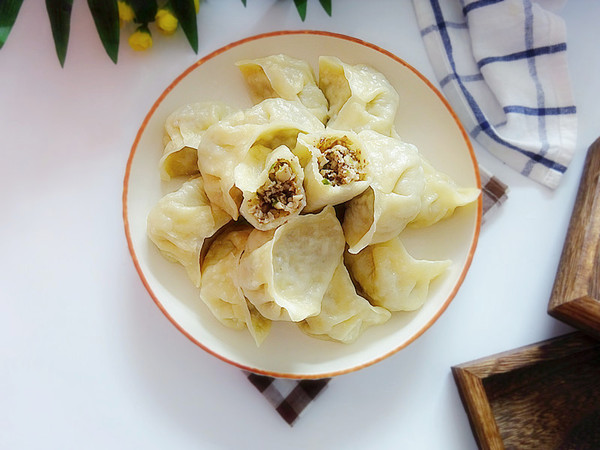 一口就讓食欲大開的香菇豬肉蒸餃的做法-咸鮮味蒸菜譜-易網健康養生網 一口就讓食欲大開的香菇豬肉蒸餃的做法-咸鮮味蒸菜譜
