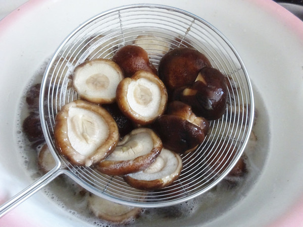 一口就讓食欲大開的香菇豬肉蒸餃的做法-咸鮮味蒸菜譜-易網健康養生網 一口就讓食欲大開的香菇豬肉蒸餃的做法-咸鮮味蒸菜譜