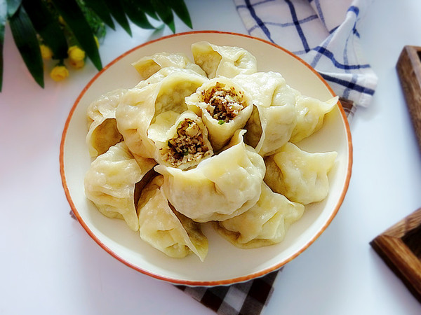 一口就讓食欲大開的香菇豬肉蒸餃的做法-咸鮮味蒸菜譜-易網健康養生網 一口就讓食欲大開的香菇豬肉蒸餃的做法-咸鮮味蒸菜譜