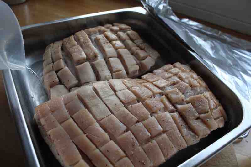 挪威圣誕大餐烤五花肉排骨 ribbe的做法-咸鮮味烤菜譜