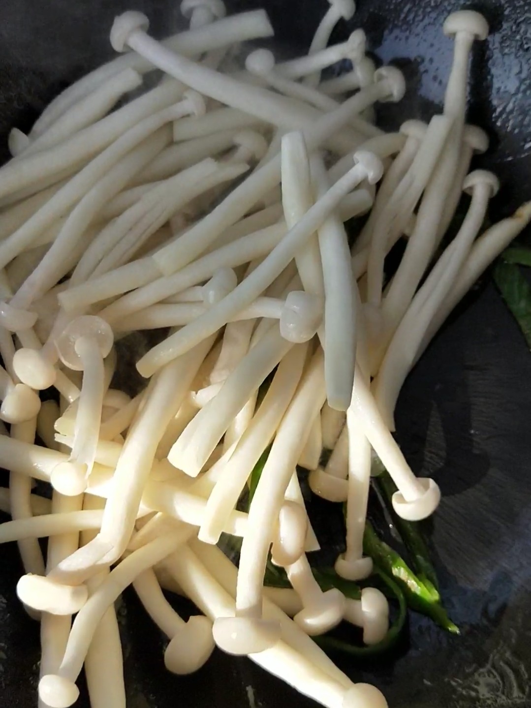 素炒海鮮菇的做法-家常味炒菜譜