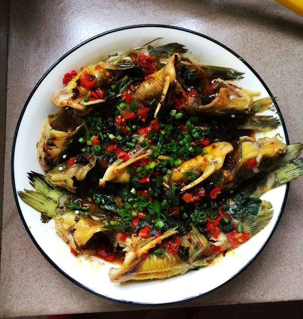 老干媽蒸黃骨魚的做法-香辣味蒸菜譜-易網(wǎng)健康養(yǎng)生網(wǎng) 老干媽蒸黃骨魚的做法-香辣味蒸菜譜