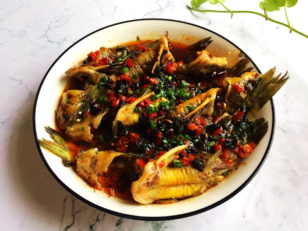 老干媽蒸黃骨魚的做法-香辣味蒸菜譜-易網(wǎng)健康養(yǎng)生網(wǎng) 老干媽蒸黃骨魚的做法-香辣味蒸菜譜