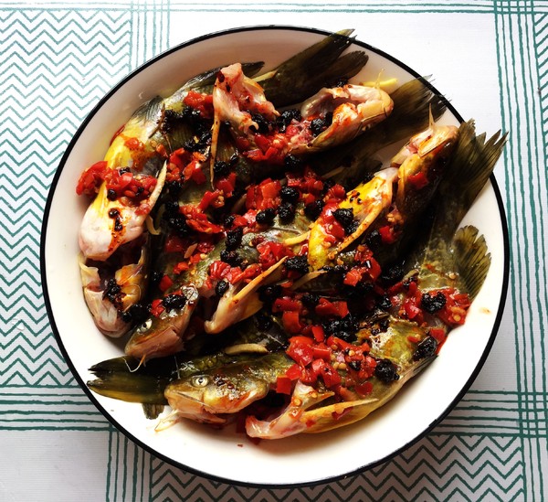 老干媽蒸黃骨魚的做法-香辣味蒸菜譜-易網(wǎng)健康養(yǎng)生網(wǎng) 老干媽蒸黃骨魚的做法-香辣味蒸菜譜