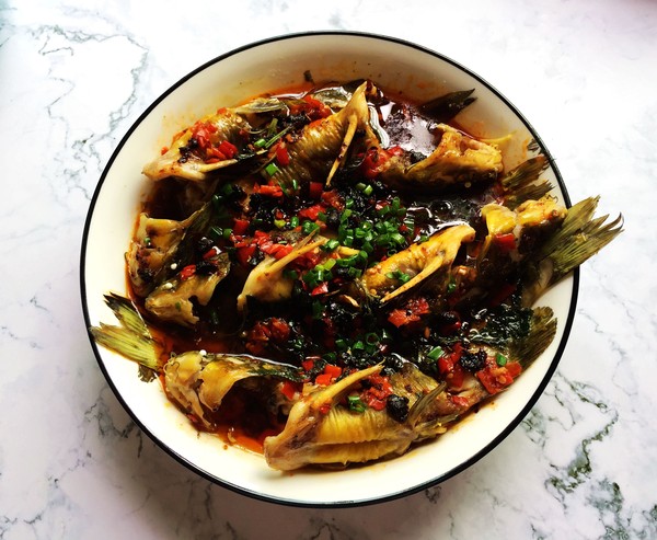 老干媽蒸黃骨魚的做法-香辣味蒸菜譜-易網(wǎng)健康養(yǎng)生網(wǎng) 老干媽蒸黃骨魚的做法-香辣味蒸菜譜