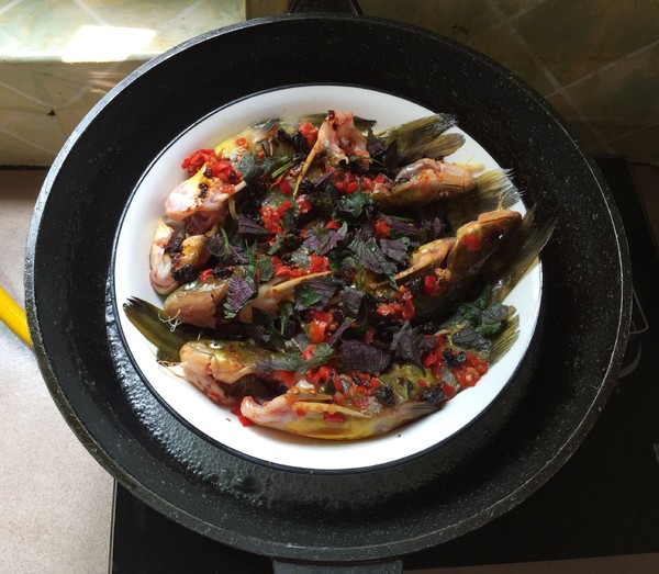 老干媽蒸黃骨魚的做法-香辣味蒸菜譜-易網(wǎng)健康養(yǎng)生網(wǎng) 老干媽蒸黃骨魚的做法-香辣味蒸菜譜