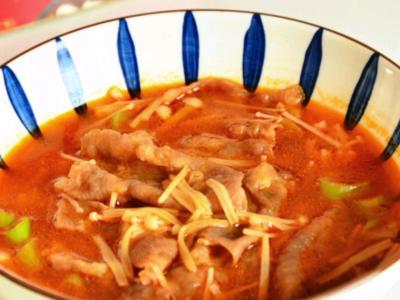 天冷了,來一碗熱騰騰的番茄金針肥牛呀的做法-酸甜味煮菜譜