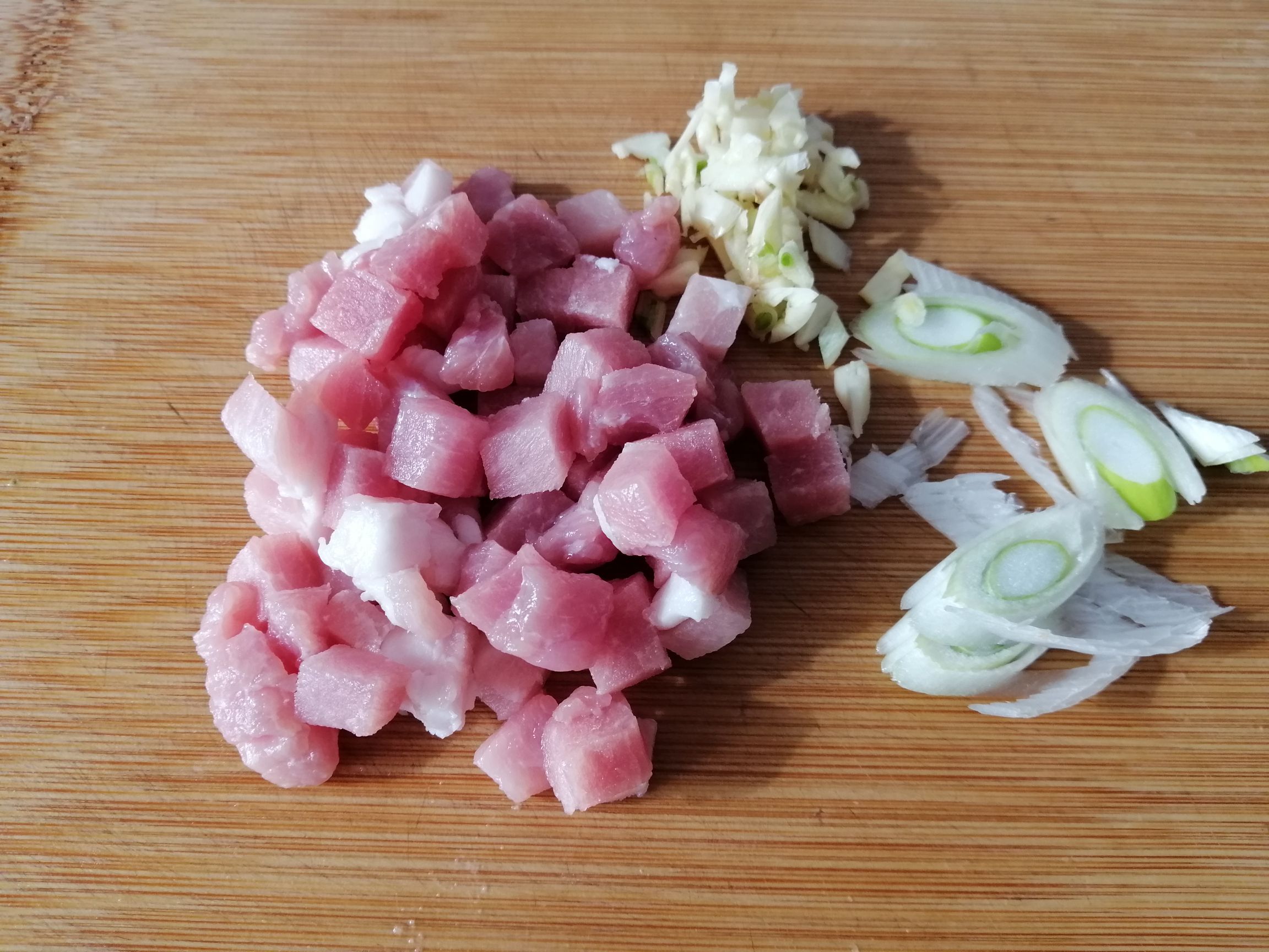 茄子肉丁蓋澆飯的做法-家常味炒菜譜-易網<a href=http://www.jsjjzhkt.cn/ target=_blank class=infotextkey>健康養生</a>網 茄子肉丁蓋澆飯的做法-家常味炒菜譜